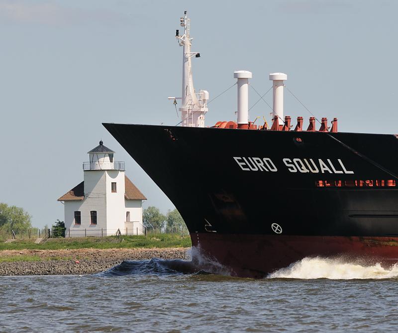 8107 Bug des Containerschiffs EURO SQUALL Leuchtfeuer Julesand | Bilder von Schiffen im Hafen Hamburg und auf der Elbe